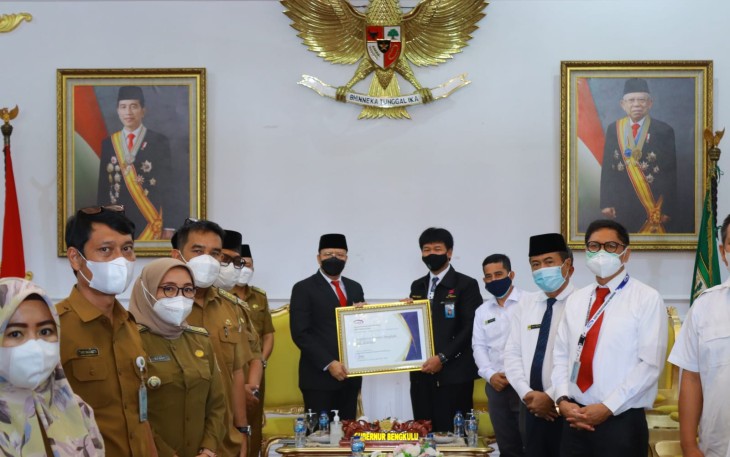 Gubernur Rohidin Mersyah menerima Penghargaan dari Badan Pengawasan Keuangan dan Pembangunan