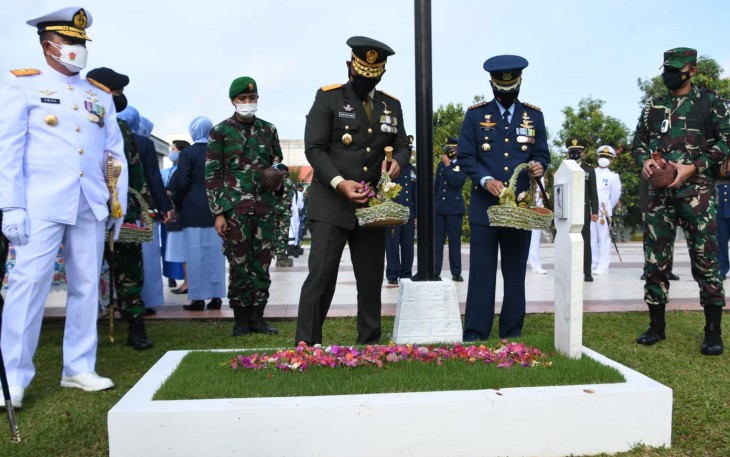 Ziarah dan Tabur Bunga di Taman Makam Pahlawan Warnai HUT ke-76 TNI