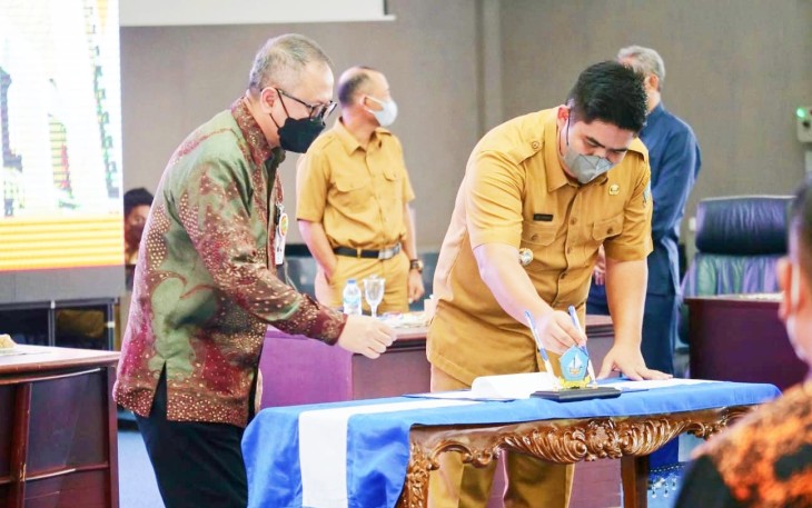 Penandatanganan MoU dilakukan Plt Bupati Bintan Roby Kurniawan bersama Direktur Utama Bank Riau Kepri Andi Buchori yang disaksikan langsung oleh Sekda Kabupaten Bintan, Drs Adi Prihantara MM, dan Pimpinan Cabang Bank Riau Kepri Bintan, Musnardi Putra dan jajaran terkait lainnya. 