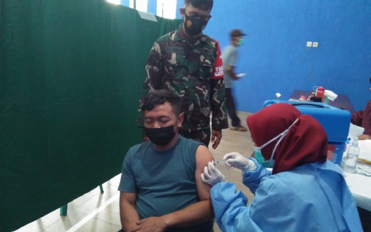 PAM Koramil 0818/20 Tajinan di Kegiatan Vaksinasi Covid-19
