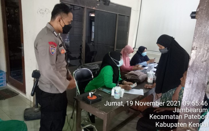 Anggota Polsek Patebon bersama Bhabinkamtibmas laksanakan kegiatan monitoring Vaksinasi masal. Jum' at 19/11/2021