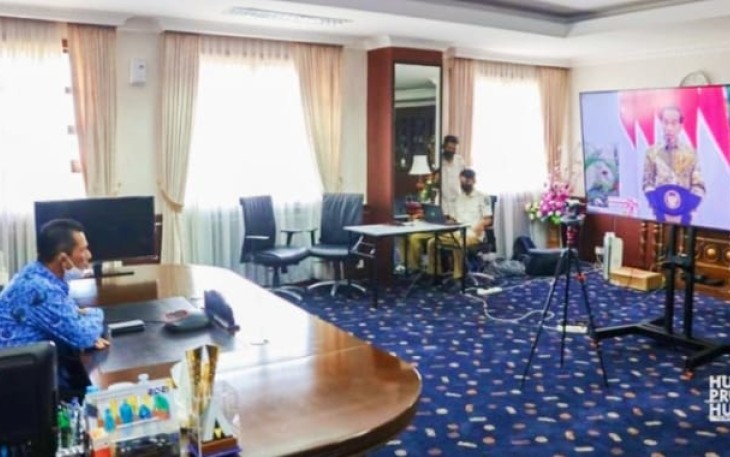 Gubernur Kepulauan Riau H. Ansar Ahmad menghadiri penyerahan Daftar Isian Pelaksanaan Anggaran (DIPA) dan Daftar Alokasi Transfer ke Daerah dan Dana Desa (TKDD) Tahun Anggaran 2022 secara virtual di Ruang Kerja Gubernur