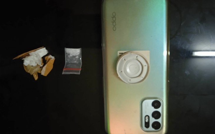  barang bukti berupa 1 paket narkotika jenis sabu yang terjatuh dikaki pelaku dan 1 unit handphone merek Oppo warna biru.
