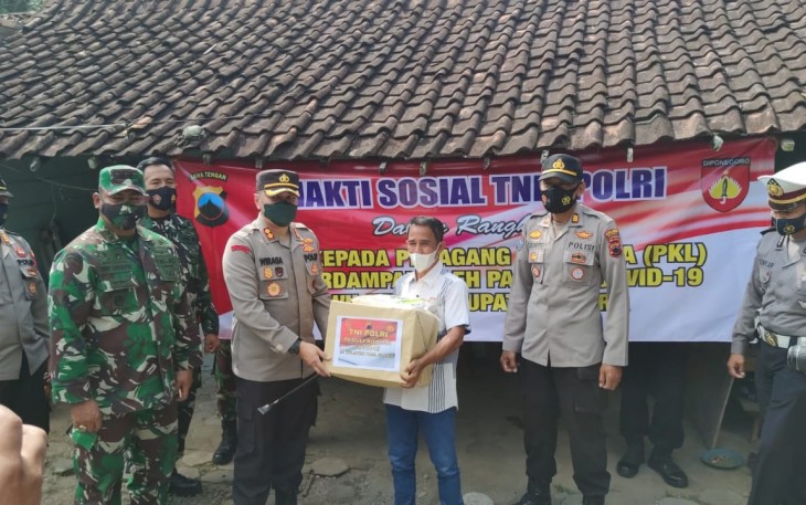 Kapolres dan Dandim Blora  gandeng PWI bagikan Sembako gratis kepada PKL