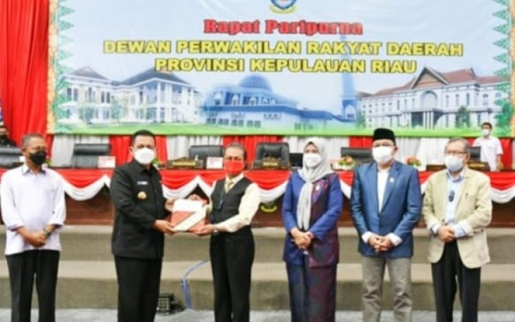 Rapat paripurna laporan akhir  LPP APBD Gubernur Ansar Tentang Pengelolaan Keuangan Daerah
