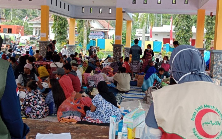 Layanan Kesehatan di Posko Pengungsi Semeru