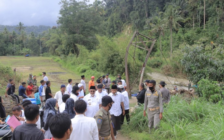 Bupati Pasaman H. Benny Utama saat meninjau lokasi bencana