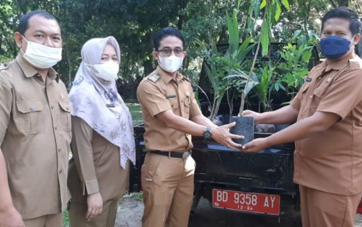 Dukung Penghijauan Kota Merah Putih, Dinas Kominfo Serahkan Bibit Tanaman dan Buah ke DLH