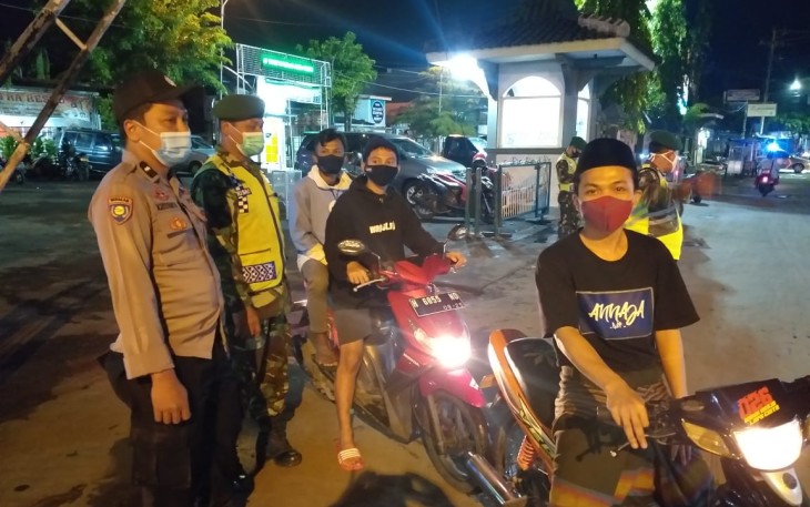 Personil Polsek Kaliwungu gencar melaksanakan Operasi Yustisi kepada masyarakat yang sedang  melaksanakan Aktifitas di wilayah Kaliwungu Selasa malam (22/06/21) .