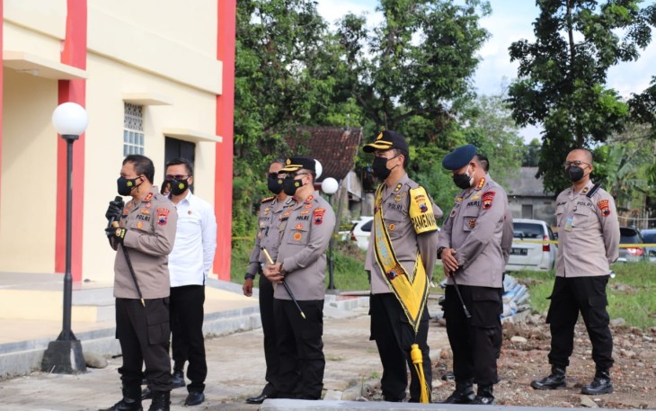 Polres Kendal telah melaksanakan Wasgiat pelaksanaan pengecekan tempat isolasi alternatif di Desa Plantaran Kecamatan Kaliwung Selatan Kabupaten Kendal bagi anggota jajaran Polda Jateng yang dinyatakan Positif Covid 19. Rabu (23/06/2021)
