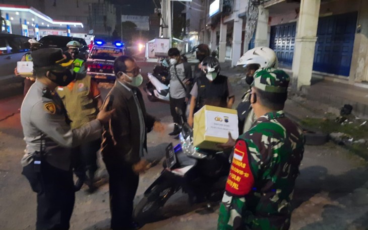 Jajaran Polres Pekalongan bersama dengan TNI Kodim 0710/Pekalongan malam ini menggelar Patroli skala besar sembari membagikan bantuan sosial kepada masyarakat terdampak pandemi Covid-19 dimasa PPKM Level 4, Jum’at (23) 7/2021).