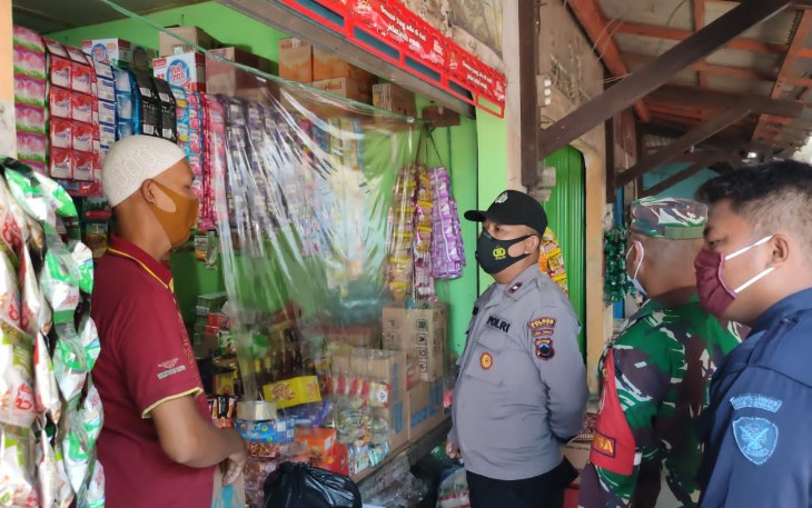 Polsek Brangsong laksanakan kegiatan posko di pasar Sidorejo Kecamatan Brangsong Kabupaten Kendal pada Hari Jumat, (06/08/2021)