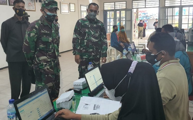 Kasdim Bojonegoro Tinjau Kegiatan Serbuan Vaksinasi Nasional Naker Unit MPS