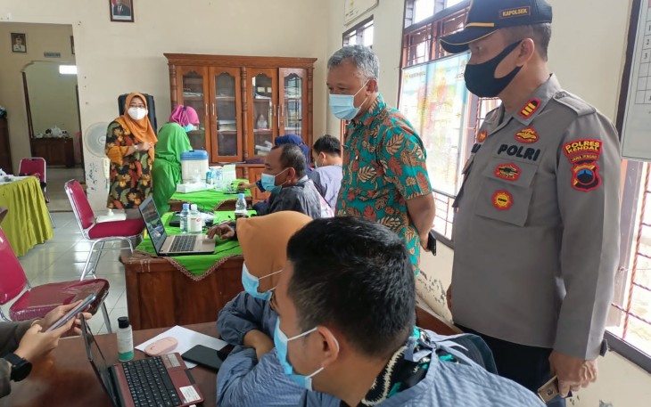 Kapolsek Pegandon Monitoring Vaksinasi 110 Warga Dempelrejo.Selasa 10/8/2021 di Balaidesa Dempelrejo Ngampel.  