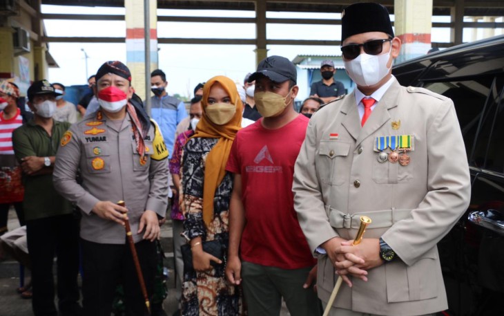 Bupati Kendal, Dico M Ganinduto dengan berkostum sang Proklamator, Ir Soekarno beserta Kapolres Kendal meninjau pelaksanaan vaksinasi dan memberikan bantuan kepada nelayan di Dukuh Tawang Desa Gempolsewu, Kecamatan Rowosari, Jumat (13/8/2021).