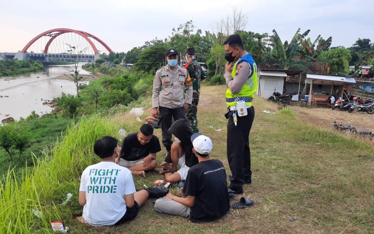 Polsek Weleri melakukan kegiatan pemantauan dan Penindakan PPKM Level 4 mulai tgl 10 Agustus s/d 16 agustus 2021 bertempat di Desa Sambongsari. Sabtu (14/08/2021)