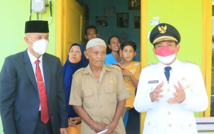 Aneh, Usai Beri Kado Lansia, Wawali Dedy Malah Dapat Burung