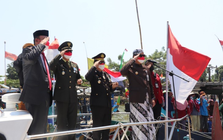 Bupati Kendal Dico M Ganinduto pimpin upacara di kampung nelayan dari atas kapal Polariud Polres Kendal, Selasa 17 Agustus 2021.