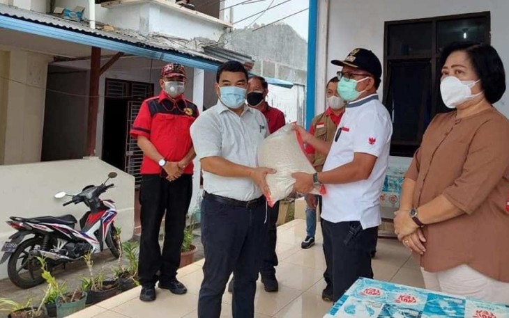 Walikota Bitung Maurits Mantiri MM di Dampingi ketua TP-PKK Bitung salurkan Bansos kewarga yang sedang isoman
