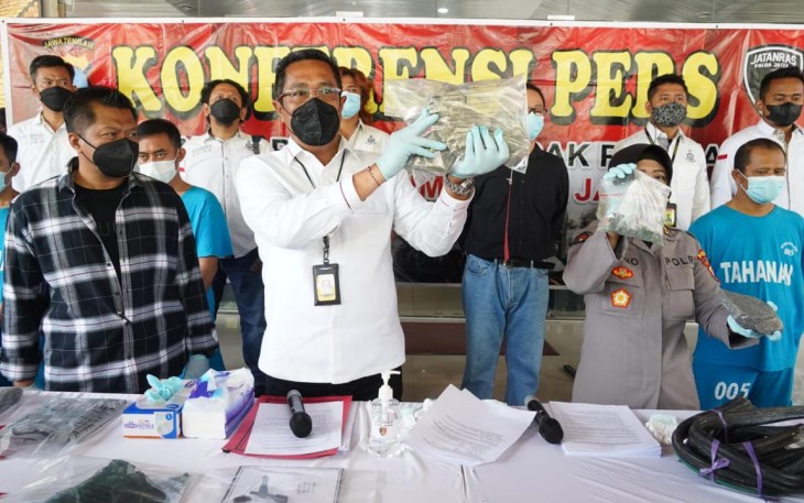 Dirreskrimum Polda Jateng, menggelar konferensi pers di dilobi Mapolda Jateng  terkait tertangkapanya pelaku pelempar kaca mobil