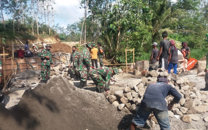 Anggota Kodim 0808/Blitar bersama Rakyat Bangun Jembatan Penghubung Dua Desa di Kecamatan Kademangan (foto : Kodim 0808/Blitar kepada Klikwarta.com)
