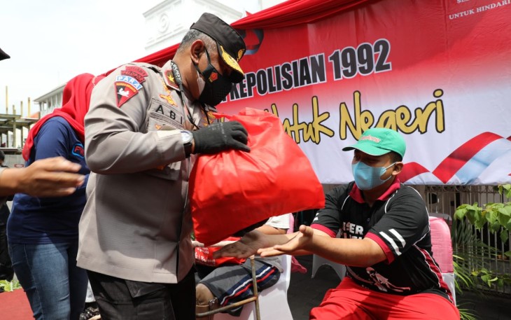 Brigjen Pol Abiyoso Seno Aji membagikan paket sembako kepada masyarakat terdampak Covid 19 