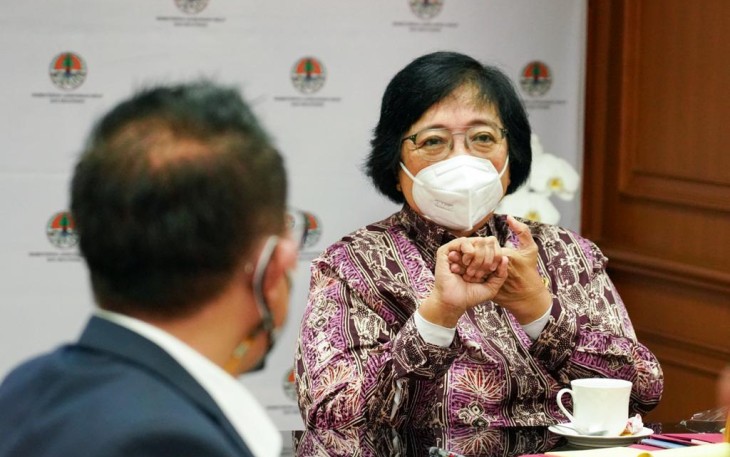 Menteri Lingkungan Hidup dan Kehutanan Siti Nurbaya saat berdiskusi dengan Ketua Panitia Peringatan Hari Pers Nasional (HPN) 2022 Auri Jaya