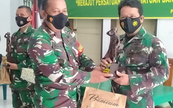 Danramil 01Memberikan Cinderamata