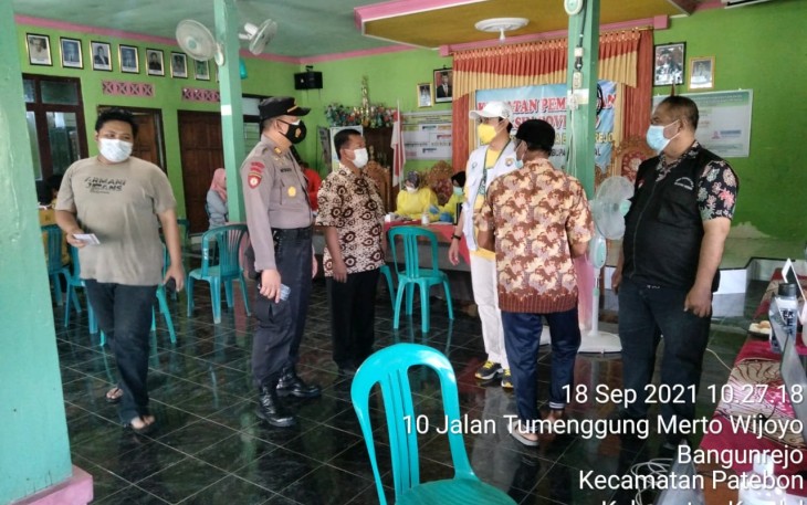 Kepolisian Sektor Patebon memantau pelaksanaan Vaksinasi warga masyarakat wilayah Kecamatan Patebon yang diselenggarakan di MTS NU 24, Balai Desa  Bangunrejo, SMKN 1 Kendal, SMKN 2 Kendal dan kantor DPC PDIP Kendal , Sabtu (18/9/2021).