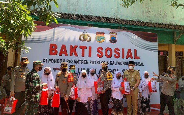 Kapolda Jateng Irjen Pol Ahmad Luthfi meninjau kegiatan Alumni Akpol 97 Wira Pratama berbakti, dalam kegiatan Baksos di pondok pesantren ARIS, Kampung Saribaru, RT 01 RW 06, Desa Krajankulon, Kecamatan Kaliwungu, Kabupaten Kendal, Senin (20/9/21).