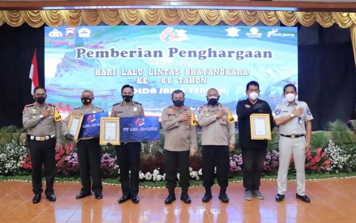 Kapolda Jateng, Irjen Pol Ahmad Luthfi foto bersama saat menghadiri puncak perayaan HUT Lalu Lintas Bhayangkara ke 66 yang digelar di gedung Borobudur, Mapolda Jateng, Rabu (22/9)