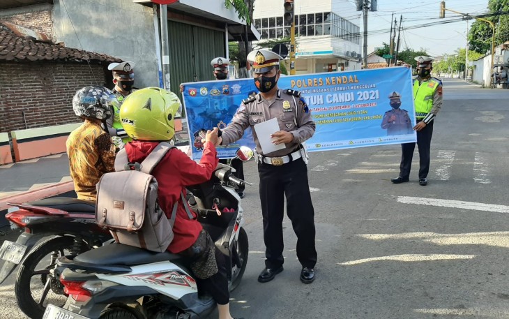 Sat Lantas Polres Kendal Polda Jawa Tengah yang tergabung dalam satgas Operasi Patuh Candi 2021 melaksanakan Dikmas Lantas di depan BNI Kendal, Kamis (23/09/2021).