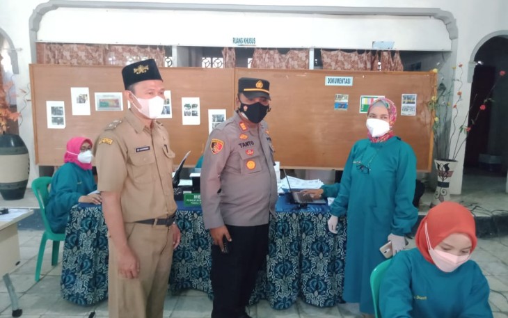 Kapolsek Brangsong kembali melakukan monitoring dan evaluasi terhadap pelaksanaan vaksin Covid-19 bersama Puskesmas Brangsong II dan Tim Satuan Tugas Percepatan Penanganan Covid-19 . 