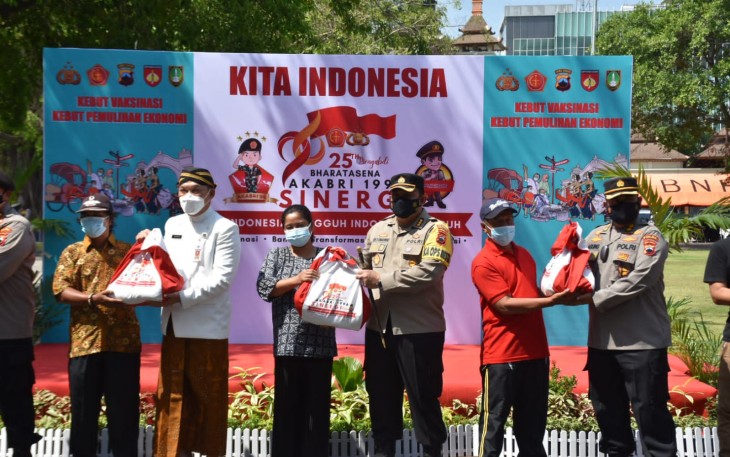 Kapolresta Surakarta, Kombes Pol Ade Safri Simanjuntak, secara resmi melepas pembagian paket bansos ini yang dikhususkan bagi warga Surakarta yang terdampak pandemi covid-19, Kamis (23/9)
