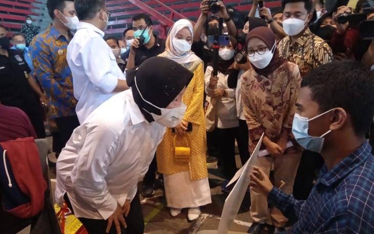 Menteri sosial Republik Indonesia tengah berbincang dengan salah satu penerima bantuan