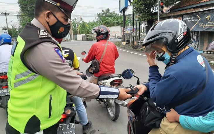 Anggota Sat Lantas Polres Kendal Bagikan Masker Gratis Pada Ops Patuh Candi 2021