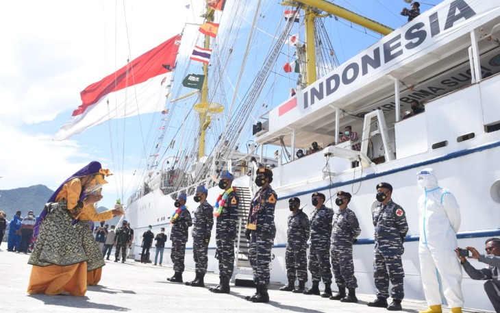 Kedatangan 89 Taruna AAL Satlat KJK 2021 di Etape ke-8 ini lanjut Palaklat, disambut tarian adat selamat datang, tarian sekapur sirih Melayu