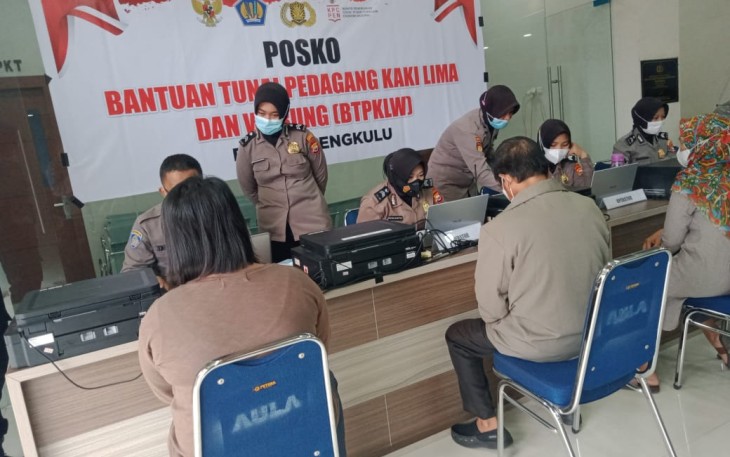 Polres Bengkulu Salurkan Bantuan Tunai Kepada Pedagang Kaki Lima dan Warung