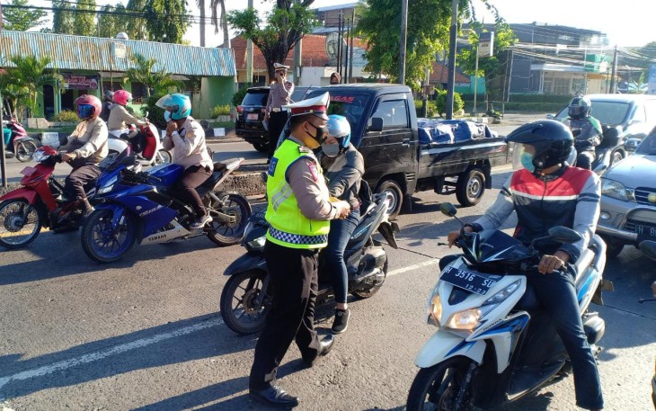Satlantas Polres Kendal melaksanakan kegiatan Pendidikan masyarakat (Dikmas) Lantas dalam rangka Ops Patuh Candi 2021 di wilayah hukum Polres Kendal. Bertempat di Jalan lingkar Purin dan Jalan lingkar Kota Kendal. Jum'at (30/09/2021) 