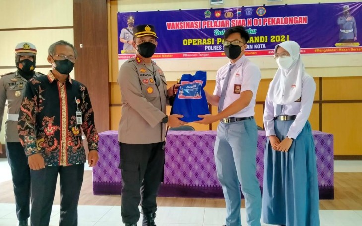 Kapolres Pekalongan Kota, Berikan Sembako kepada Pelajar Yang Telah Melaksanakan Vaksin Dalam Rangka Ops Patuh Candi 2021.