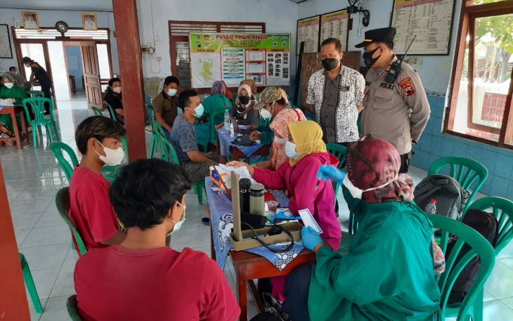 Kapolsek Weleri Laksanakan Monitoring Vaksinasi di Balai Desa Penaruban