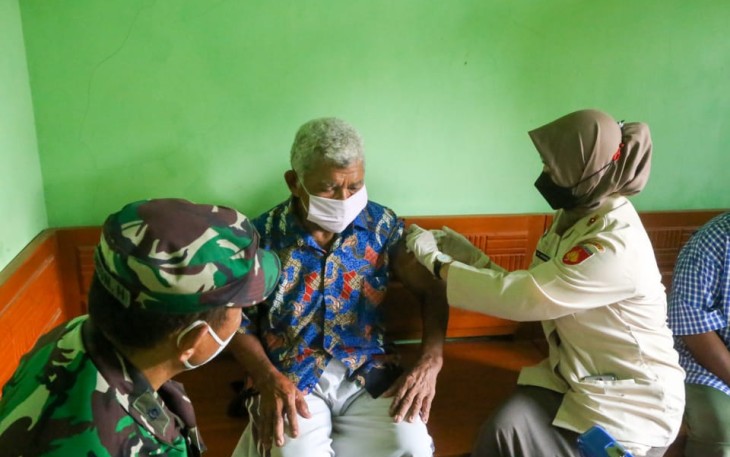 Korem 071/WK  Vaksinasi Lansia  Secara Door to Door 