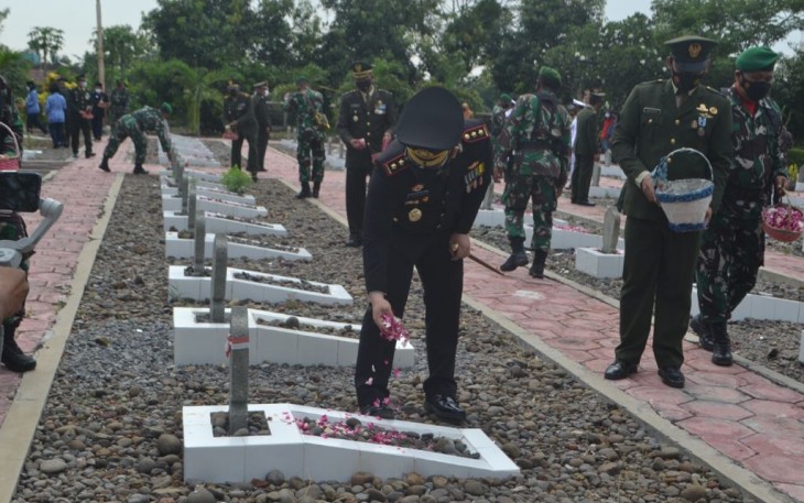 Kapolres Kendal AKBP Yuniar Ariefianto melaksanakan ziarah dan tabur bunga di Taman Makam Pahlawan (TMP) Kusuma Jati Kendal Jawa Tengah, Senin, (4/10/2021).
