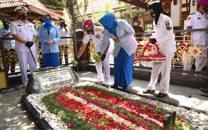 Gubernur Akademi Angkatan Laut (AAL), Mayjen TNI (Mar) Nur Alamsyah, S.E., M.M., M.,Tr (Han)., didampingi Ketua CBS Jalasenastri AAL, Ny. Ayu Nur Alamsyah bersama rombongan ziarahi makam KH. Abdurrahman Wahid (Gus Dur) di H-1 peringatan HUT ke-76 TNI tahun 2021, Senin (4/10)