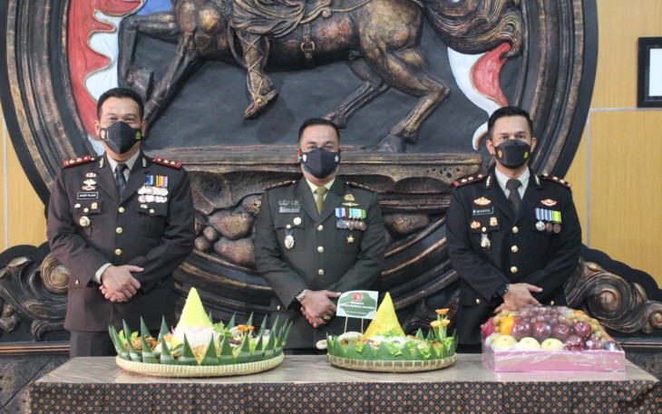 Kapolres Pekalongan Kota AKBP Wahyu Rohadi S.I.K, hadirii undangan Upacara dalam rangka memperingati Hari Ulang Tahun (HUT) TNI yang ke-76 Tahun 2021, di aula markas Kodim 0710 / Pekalongan, Selasa (5/10/2021)