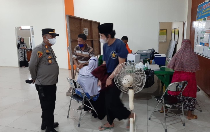 Kapolsek Brangsong AKP Slamet Mustamto SH MH didampingi Kabag Log Polres Kendal AKP Amin Supangat SH MM meninjau langsung vaksinasi malam di Aula Balaidesa Kertomulyo Kecamatan Brangsong.