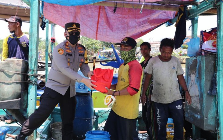Kapolres Kendal AKBP Yuniar Ariefianto memberikan bantuan kepada warga Gempolsewu