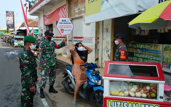 Babinsa Koramil 07/ memberikan himbauan prokes serta membagikan masker secara gratis di sekitaran Pasar Bandar Kabupaten Batang, Minggu (10/10/2021).