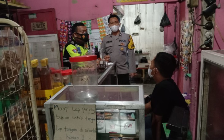 Polsek Weleri laksanakan operasi penertiban PPKM level 2 diwilayah Kecamatan weleri Kabupaten Kendal Minggu (10/10/2021) malam.