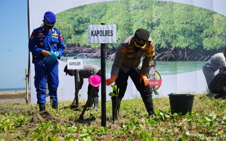 Kapolres Kendal AKBP Yanuar Arifianto SH SIK MH menanam mangrove di pesisir Pantai Indah Kemangi